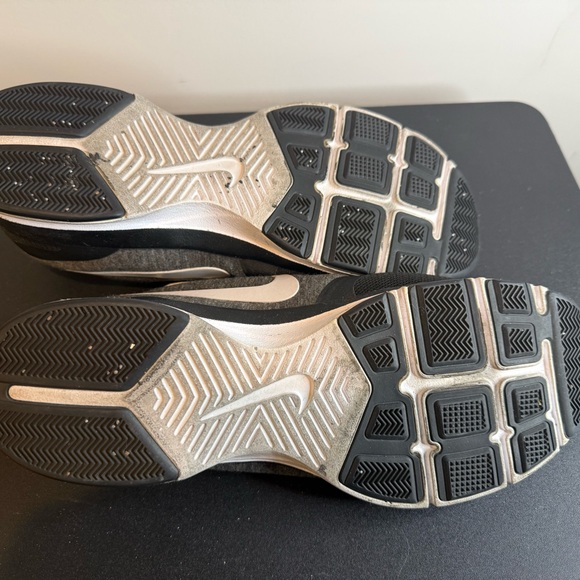 Nike women’s Black and White Athletic Sneakers - Picture 3 of 3